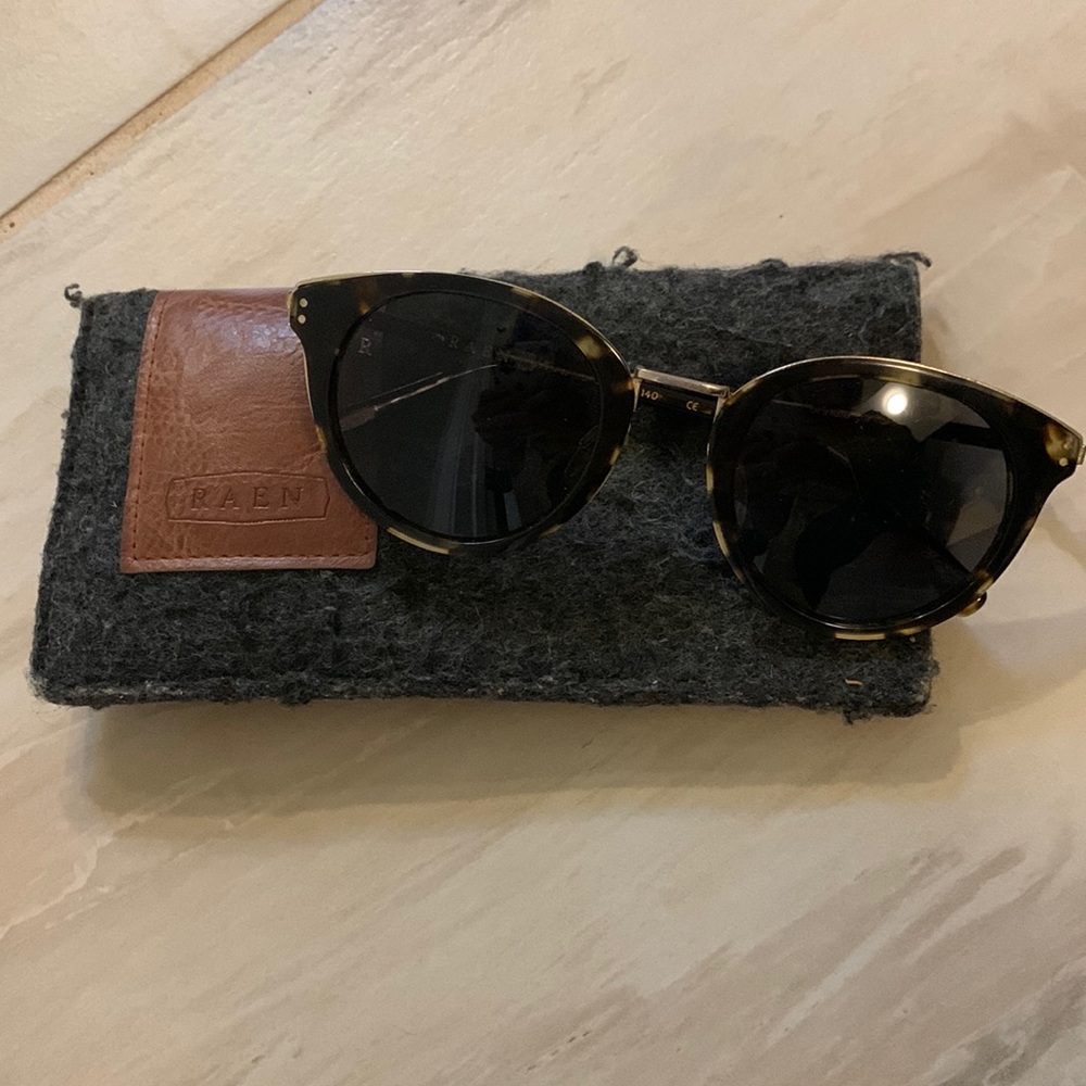 RAEN TORTOISE SUNGLASSES WOMEN W/ CASE